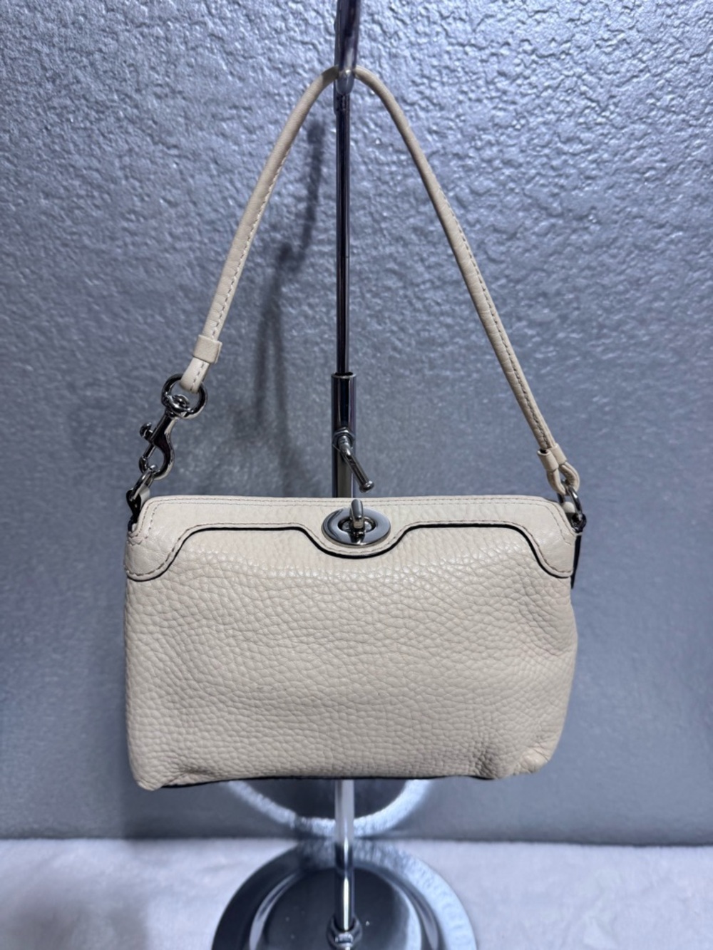 Women's Cream Leather Shoulder Bag - Designer Style - Picture 10 of 17